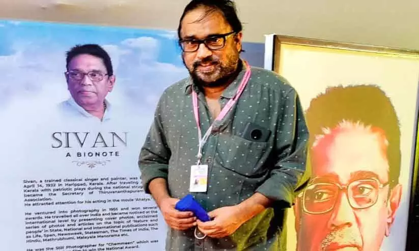 സംഗീത് ശിവൻ ഐ.എഫ്.എഫ്.കെ ശിവൻസ് ഫോട്ടോ പ്രദർശന കവാടത്തിൽ സംഗീത് ശിവൻ ഐ.എഫ്.എഫ്.കെ ശിവൻസ് ഫോട്ടോ പ്രദർശന കവാടത്തിൽ
