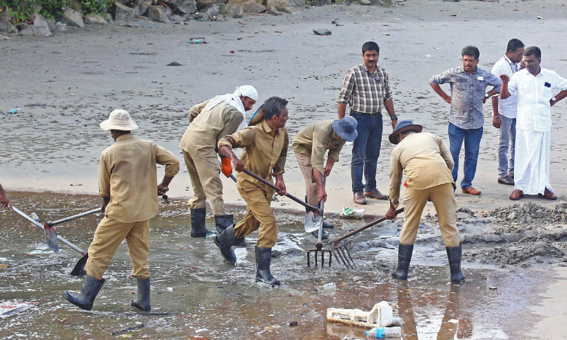 വെള്ളം കടലിലേക്ക് ഒഴുക്കിവിടുന്നു വെള്ളം കടലിലേക്ക് ഒഴുക്കിവിടുന്നു