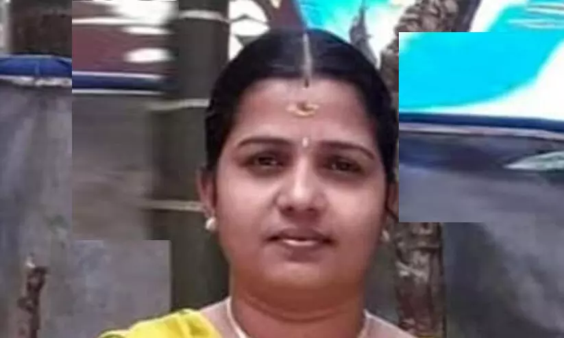 നടുറോഡിൽ ഭർത്താവ് ഭാര്യയെ കുത്തിക്കൊന്നു