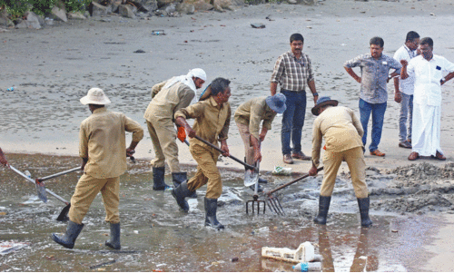 വെ​ള്ളം ക​ട​ലി​ലേ​ക്ക് ഒ​ഴു​ക്കി​വി​ടു​ന്നു