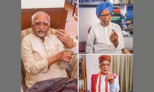 മ​ൻ​മോ​ഹ​നും അ​ദ്വാ​നി​ക്കും വീ​ട്ടി​ൽ വോ​ട്ട്