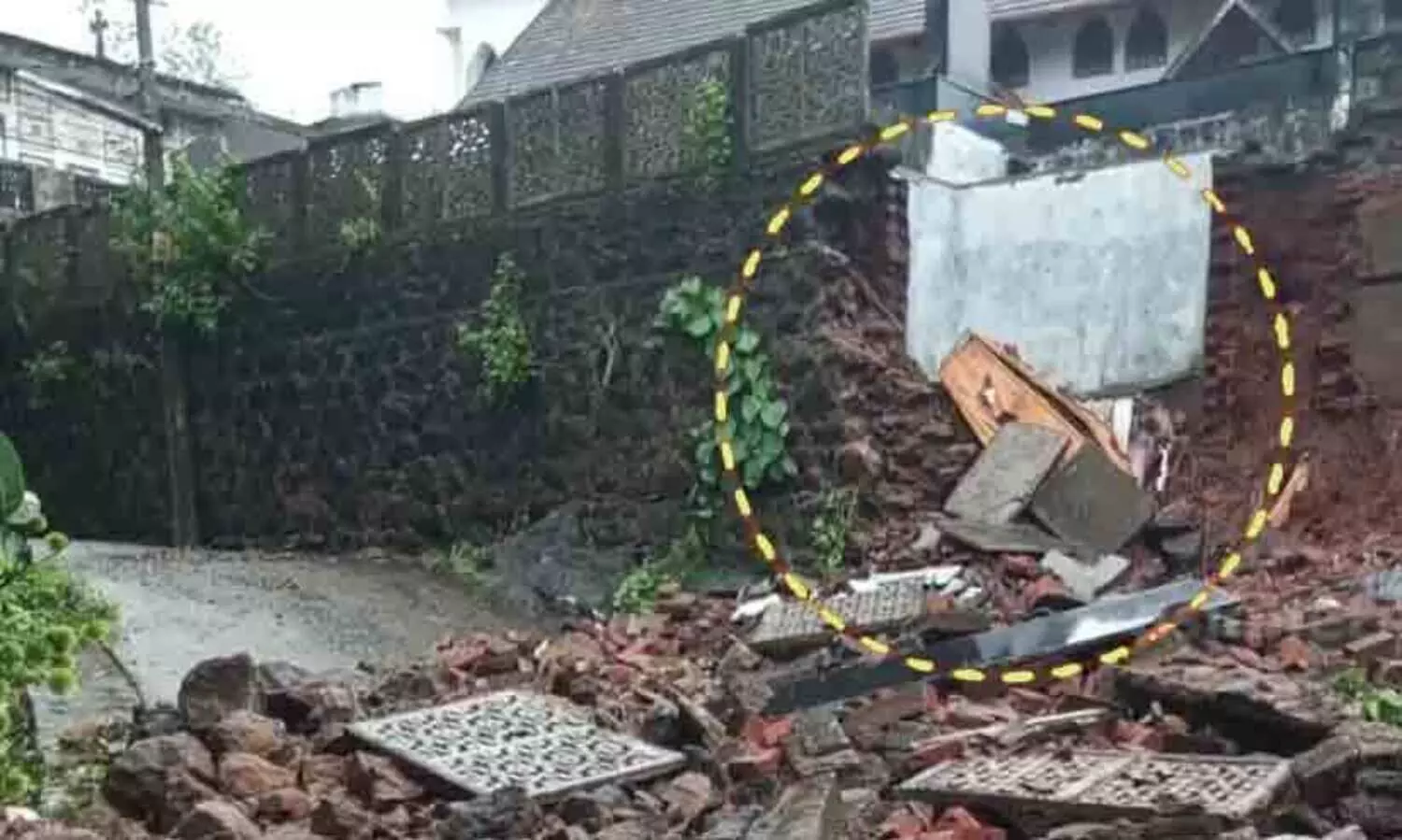 heavy rain In Pathanamthitta, the wall of Pallali Cemetery collapsed