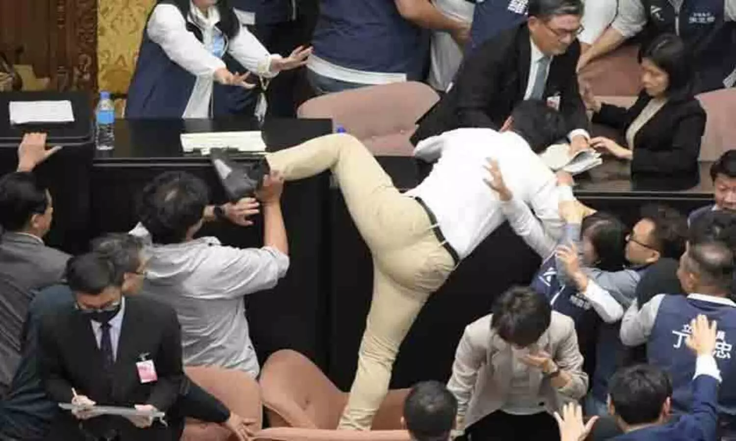 തായ്‍വാൻ പാർലമെന്റിൽ കൂട്ടത്തല്ല് -വിഡിയോ