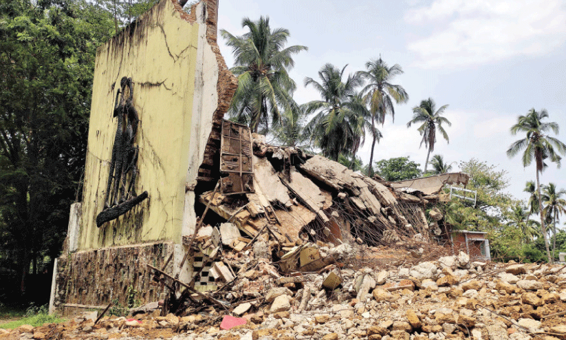 ബാ​ല​കൃ​ഷ്ണ തി​യ​റ്റ​ര്‍ പൊ​ളി​ക്കു​ന്നു