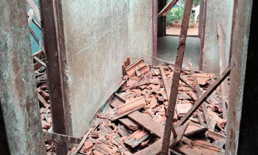 വീ​ട് ത​ക​ർ​ന്ന നി​ല​യി​ൽ