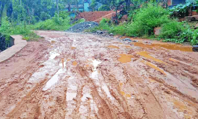 തകർന്ന പിലാക്കാവ്-വിളനിലം റോഡ് തകർന്ന പിലാക്കാവ്-വിളനിലം റോഡ്