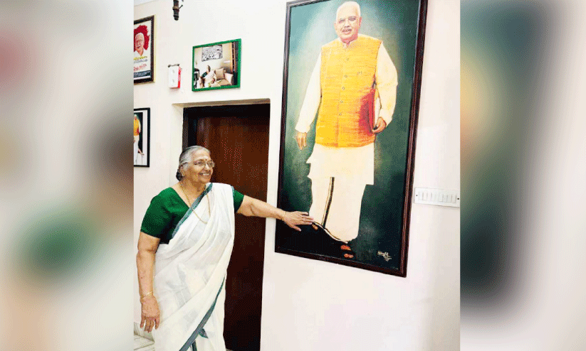 ശാ​ര​ദ ടീ​ച്ച​ർ