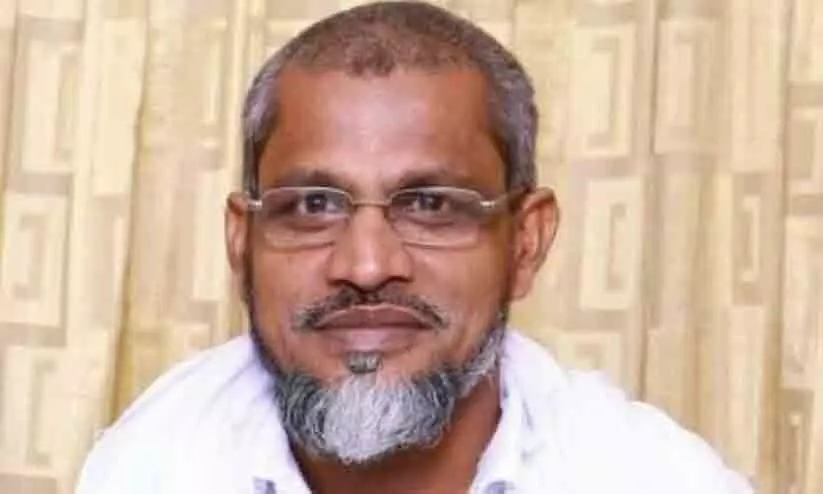 ബസ് കാത്തുനിൽക്കുകയായിരുന്ന മദ്റസ അധ്യാപകൻ വാനിടിച്ച് മരിച്ചു ബസ് കാത്തുനിൽക്കുകയായിരുന്ന മദ്റസ അധ്യാപകൻ വാനിടിച്ച് മരിച്ചു