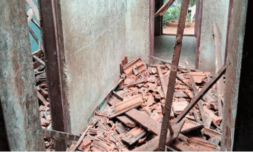 വീ​ട് ത​ക​ർ​ന്ന നി​ല​യി​ൽ