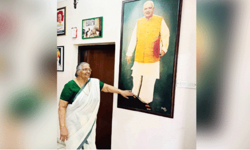 ശാ​ര​ദ ടീ​ച്ച​ർ