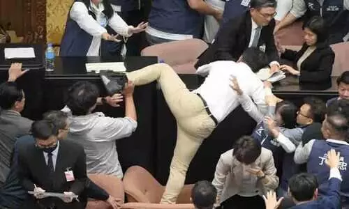 തായ്‍വാൻ പാർലമെന്റിൽ കൂട്ടത്തല്ല് -വിഡിയോ