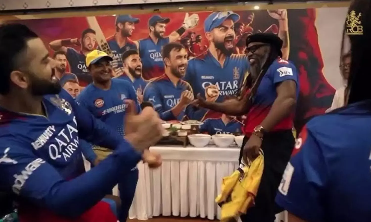 ആർ.സി.ബിയുടെ ഡ്രസ്സിങ് റൂമിലെത്തി ക്രിസ് ഗെയിൽ; കോഹ്ലിക്കൊപ്പം വീണ്ടും ആ പഴയ ആഘോഷം -വിഡിയോ വൈറൽ