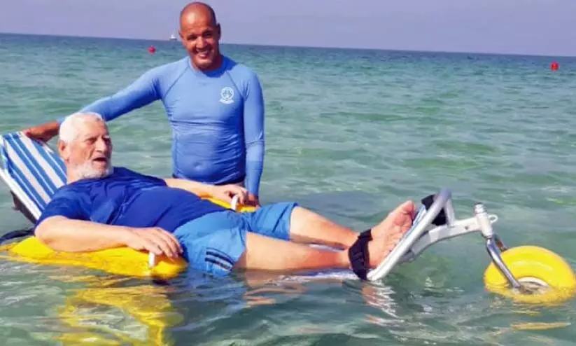 സന്ദർശകർക്ക് ഷാർജ ബീച്ചിൽ ‘ഫ്ലോട്ടിങ് ചെയർ’ സന്ദർശകർക്ക് ഷാർജ ബീച്ചിൽ ‘ഫ്ലോട്ടിങ് ചെയർ’