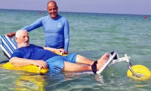 സ​ന്ദ​ർ​ശ​ക​ർ​ക്ക്​ ഷാ​ർ​ജ ബീ​ച്ചി​ൽ ‘​ഫ്ലോ​ട്ടി​ങ്​ ചെ​യ​ർ’