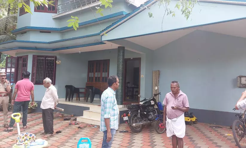 പയ്യന്നൂർ പെരുമ്പയിൽ വീട് കുത്തിത്തുറന്ന് 80 പവനും പണവും കവർന്നു പയ്യന്നൂർ പെരുമ്പയിൽ വീട് കുത്തിത്തുറന്ന് 80 പവനും പണവും കവർന്നു