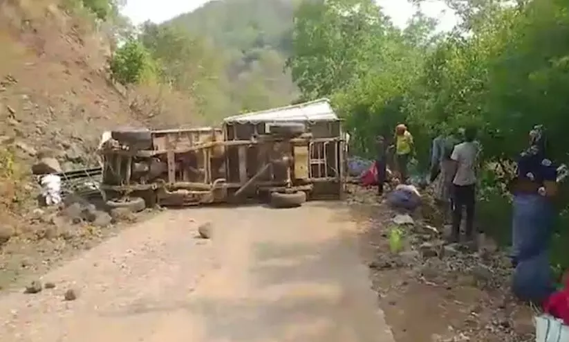 ഛത്തീസ്ഗഢിൽ പിക്കപ്പ് ലോറി മറിഞ്ഞ് 18 പേർ മരിച്ചു ഛത്തീസ്ഗഢിൽ പിക്കപ്പ് ലോറി മറിഞ്ഞ് 18 പേർ മരിച്ചു