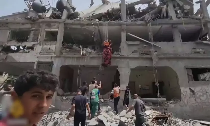 ‘ആ ഭിത്തിയിൽ നോക്കൂ, കുഞ്ഞുങ്ങളുടെ മാംസക്കഷ്ണങ്ങൾ ചിതറിത്തെറിച്ചിരിക്കുന്നു’: ഗസ്സയിൽ അതിഭീകര ആക്രമണം, സ്ത്രീകളും കുട്ടികളുമടക്കമുള്ളവർ ചിതറിത്തെറിച്ചു ‘ആ ഭിത്തിയിൽ നോക്കൂ, കുഞ്ഞുങ്ങളുടെ മാംസക്കഷ്ണങ്ങൾ ചിതറിത്തെറിച്ചിരിക്കുന്നു’: ഗസ്സയിൽ അതിഭീകര ആക്രമണം, സ്ത്രീകളും കുട്ടികളുമടക്കമുള്ളവർ ചിതറിത്തെറിച്ചു