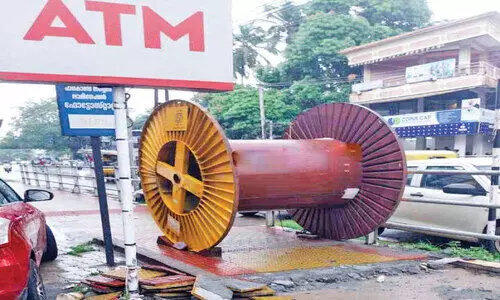 നടപ്പാതയിൽ യാത്ര മു​ട​ക്കി കെ.​എ​സ്.​ഇ.​ബി