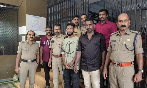 രോഗിയുടെ പ്ലാസ്റ്റര് ഇളകി മാറിയെന്ന്, നഴ്സിംഗ് അസിസ്റ്റന്റിന് മര്ദനം; രണ്ടു പേര് പിടിയില് രോഗിയുടെ പ്ലാസ്റ്റര് ഇളകി മാറിയെന്ന്, നഴ്സിംഗ് അസിസ്റ്റന്റിന് മര്ദനം; രണ്ടു പേര് പിടിയില്