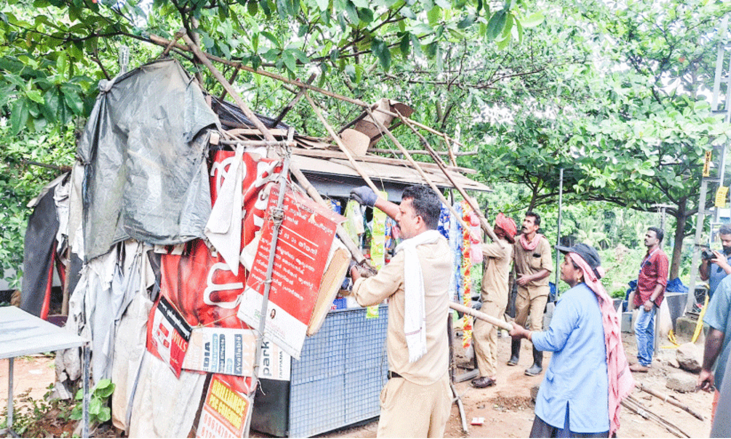 റോഡ് കൈയേറി കച്ചവടം; ഒഴിപ്പിക്കൽ തുടങ്ങി