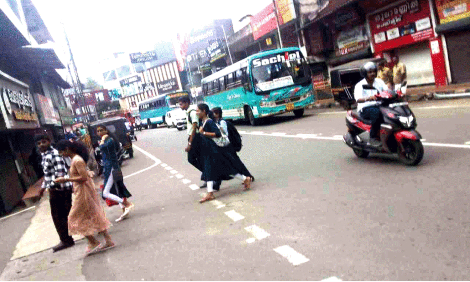 ട്രാഫിക് നിയമം പാലിക്കാൻ മടി; അപകടം ക്ഷണിച്ചുവരുത്തി സ്വകാര്യ ബസുകൾ