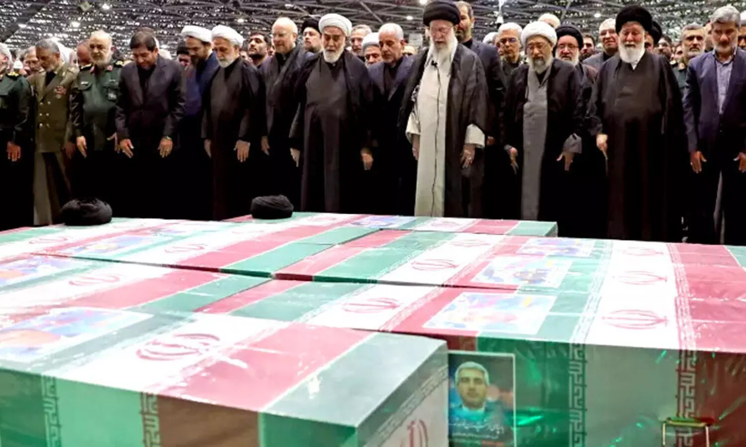 റഈസിയുടെ മയ്യിത്ത് നമസ്കാരത്തിന് ഇമാമായി ഖാംനഈ; അണിനിരന്നത് ഇസ്മായിൽ ഹനിയ്യ അടക്കം പതിനായിരങ്ങൾ