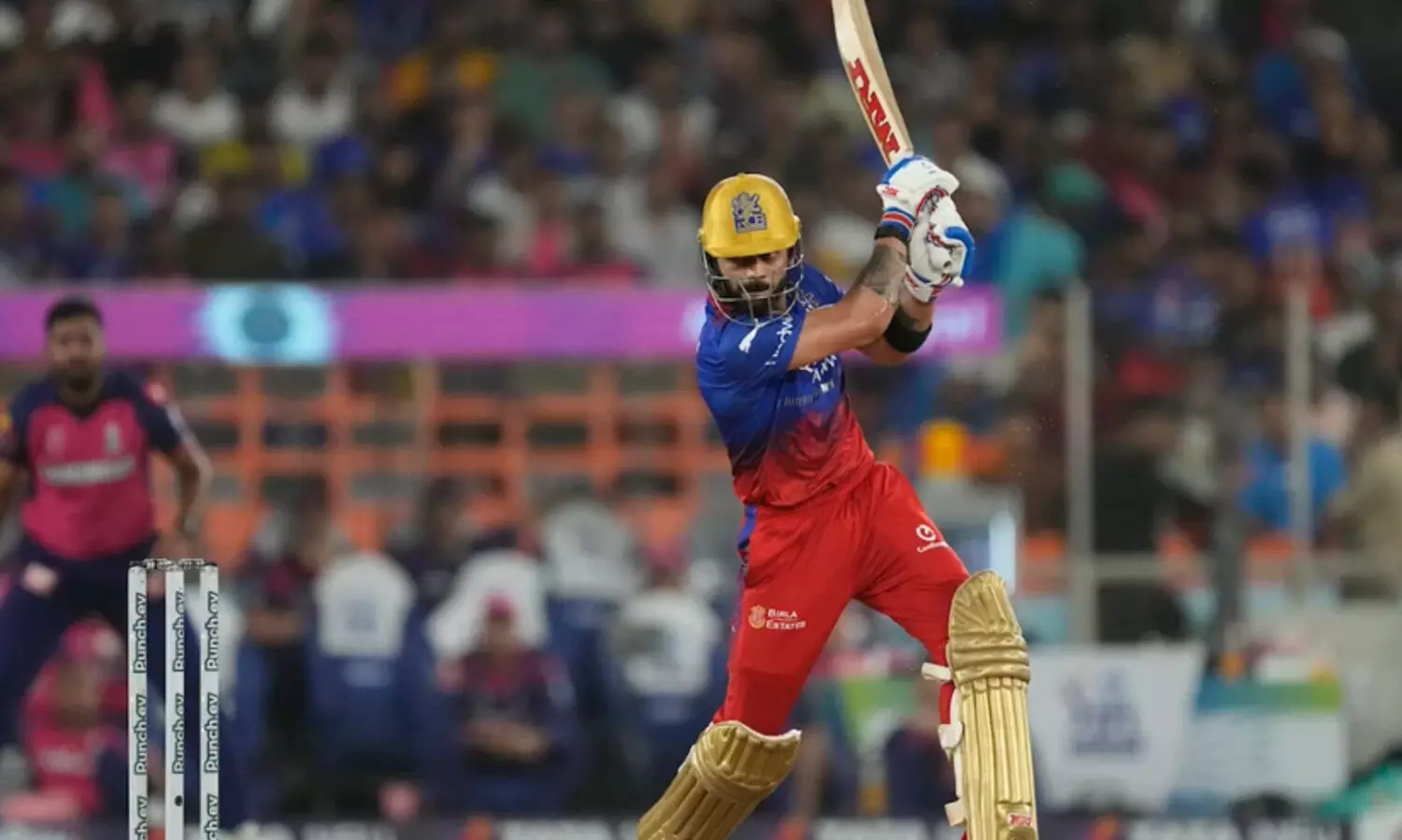 ഐ.പി.എല്ലിൽ കോഹ്ലിക്ക് 8000 റൺസ്; നേട്ടം കൈവരിക്കുന്ന ആദ്യ താരം