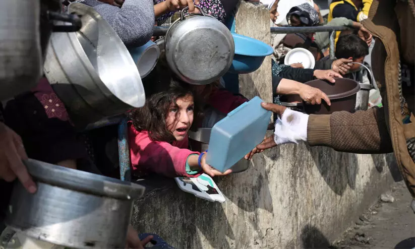 റഫയിലേക്കുള്ള ഭക്ഷ്യവിതരണം നിർത്തി യു.എൻ; യു.എസിന്റെ കടൽപ്പാലം പദ്ധതി പരാജയമാകുമെന്ന് മുന്നറിയിപ്പ്