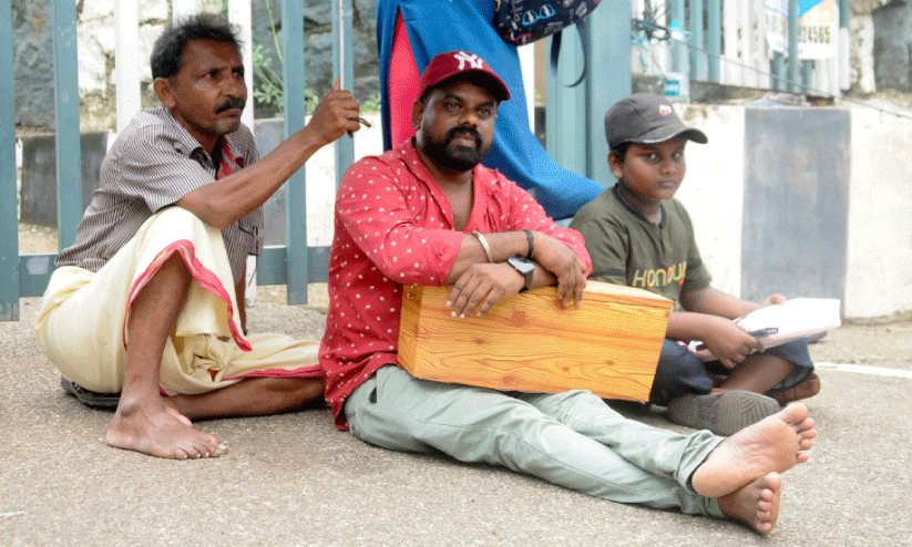 The body of the unborn child was not released; Fathers protest with the coffin