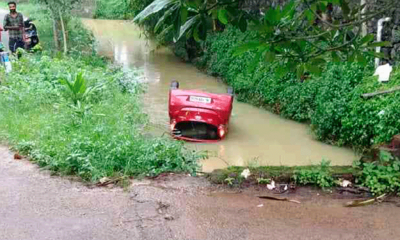 The car overturned into the ditch The car overturned into the ditch