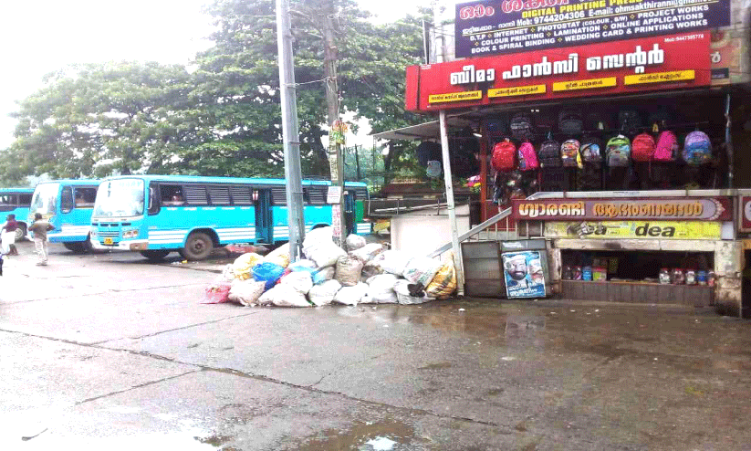 പൊതുസ്ഥലത്ത് മാലിന്യം തള്ളി പഞ്ചായത്ത്​ ‘മാതൃക’ ​