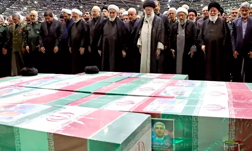 റഈസിയുടെ മയ്യിത്ത് നമസ്കാരത്തിന് ഇമാമായി ഖാംനഈ; അണിനിരന്നത് ഇസ്മായിൽ ഹനിയ്യ അടക്കം പതിനായിരങ്ങൾ റഈസിയുടെ മയ്യിത്ത് നമസ്കാരത്തിന് ഇമാമായി ഖാംനഈ; അണിനിരന്നത് ഇസ്മായിൽ ഹനിയ്യ അടക്കം പതിനായിരങ്ങൾ