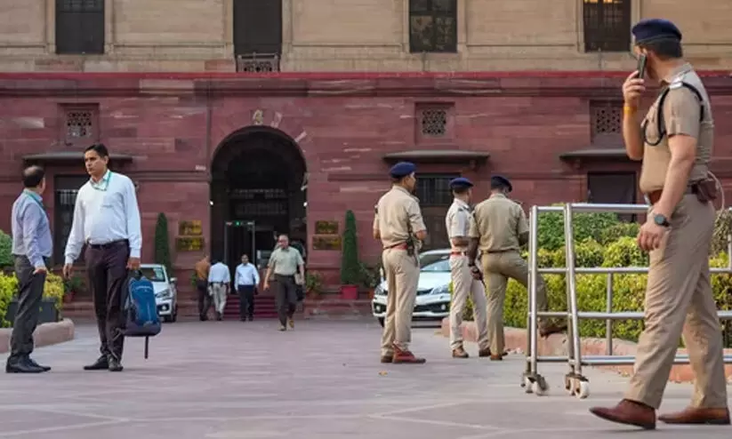 ആഭ്യന്തര മന്ത്രാലയം ഉൾപ്പെട്ട നോർത്ത് ബ്ലോക്കിന് ബോംബ് ഭീഷണി ആഭ്യന്തര മന്ത്രാലയം ഉൾപ്പെട്ട നോർത്ത് ബ്ലോക്കിന് ബോംബ് ഭീഷണി