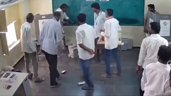 ​വൈ.എസ്.ആർ എം.എൽ.എ ​വോട്ടിങ് യന്ത്രം തകർത്തു; ഗൗരവമായി കാണുന്നുവെന്ന് കമീഷൻ