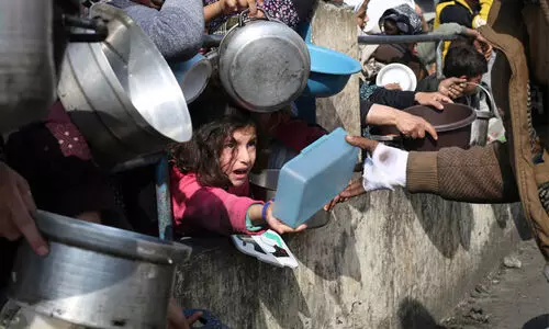 റഫയിലേക്കുള്ള ഭക്ഷ്യവിതരണം നിർത്തി യു.എൻ; യു.എസിന്റെ കടൽപ്പാലം പദ്ധതി പരാജയമാകുമെന്ന് മുന്നറിയിപ്പ്