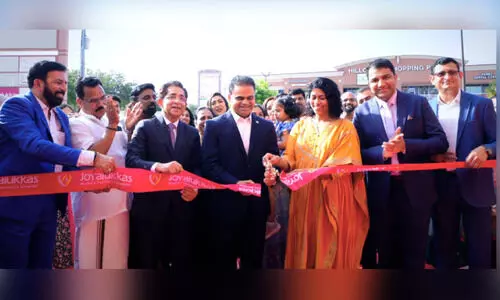 ജോ​യ്​ ആ​ലു​ക്കാ​സ്​ ഹൂ​സ്റ്റ​ൺ ഷോ​റൂം തു​റ​ന്നു