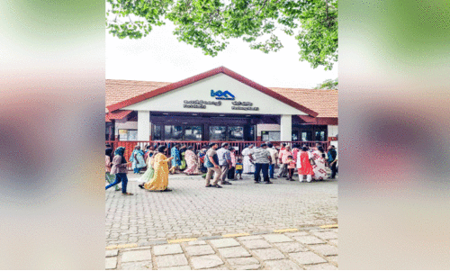 ജലമെട്രോ സർവിസ് മുടങ്ങി; യാത്രക്കാർ ദുരിതത്തിലായി ജലമെട്രോ സർവിസ് മുടങ്ങി; യാത്രക്കാർ ദുരിതത്തിലായി