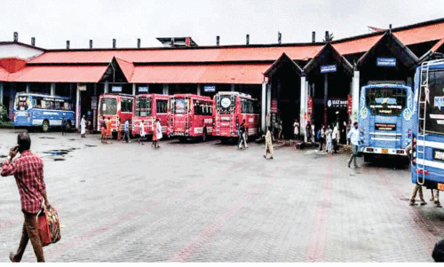 ഒ​റ്റ​പ്പാ​ലം ബ​സ് സ്റ്റാ​ൻ​ഡി​ൽ ത​ല​തി​രി​ഞ്ഞ പാ​ർ​ക്കി​ങ്ങി​ന് താ​ൽ​ക്കാ​ലി​ക വി​രാ​മം