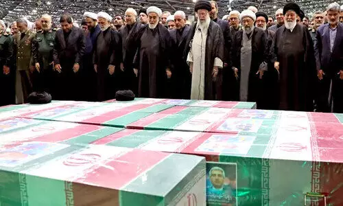 റഈസിയുടെ മയ്യിത്ത് നമസ്കാരത്തിന് ഇമാമായി ഖാംനഈ; അണിനിരന്നത് ഇസ്മായിൽ ഹനിയ്യ അടക്കം പതിനായിരങ്ങൾ