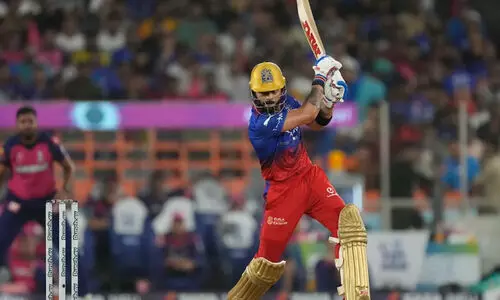 ഐ.പി.എല്ലിൽ കോഹ്ലിക്ക് 8000 റൺസ്; നേട്ടം കൈവരിക്കുന്ന ആദ്യ താരം