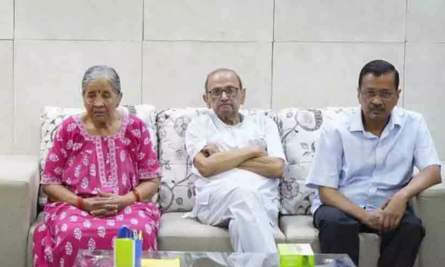 നിങ്ങളെന്തിനാണ് വയോധികരും രോഗികളുമായ എന്റെ മാതാപിതാക്കളെ ഉന്നംവെക്കുന്നത്? മോദിയോട് കെജ്രിവാൾ