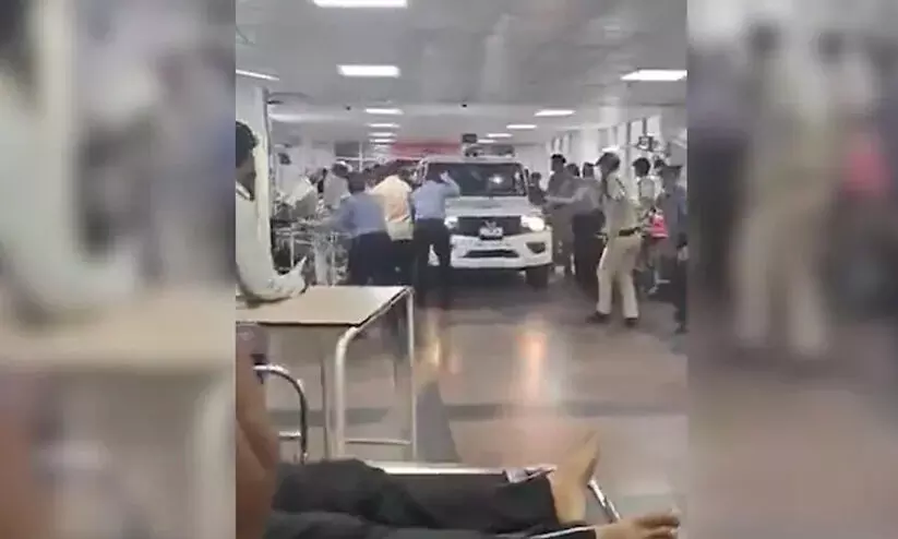 ലൈംഗികാതിക്രമ കേസിലെ പ്രതിയെ അറസ്റ്റ് ചെയ്യാൻ എയിംസിലെ എമർജൻസി വാർഡിലേക്ക് കാറോടിച്ച് കയറ്റി പൊലീസ് ലൈംഗികാതിക്രമ കേസിലെ പ്രതിയെ അറസ്റ്റ് ചെയ്യാൻ എയിംസിലെ എമർജൻസി വാർഡിലേക്ക് കാറോടിച്ച് കയറ്റി പൊലീസ്