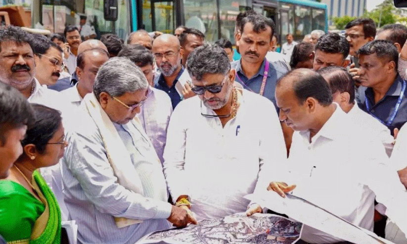 ബം​ഗ​ളൂ​രു നഗരപാതകളിലെ കുഴികളടക്കാൻ   പ്രത്യേക സെൽ രൂപവത്കരിക്കും -മുഖ്യമന്ത്രി