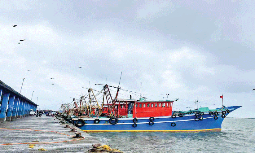 പ്രതികൂല കാലാവസ്ഥയും ഡീസൽ വിലവർധനവും; പ്രതിസന്ധിയിൽ കുരുങ്ങി മത്സ്യബന്ധന മേഖല പ്രതികൂല കാലാവസ്ഥയും ഡീസൽ വിലവർധനവും; പ്രതിസന്ധിയിൽ കുരുങ്ങി മത്സ്യബന്ധന മേഖല