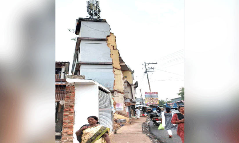 അതിരമ്പുഴയിലെ അപകടാവസ്ഥയിലുള്ള കെട്ടിടം പൊളിക്കാൻ നടപടി വേണം