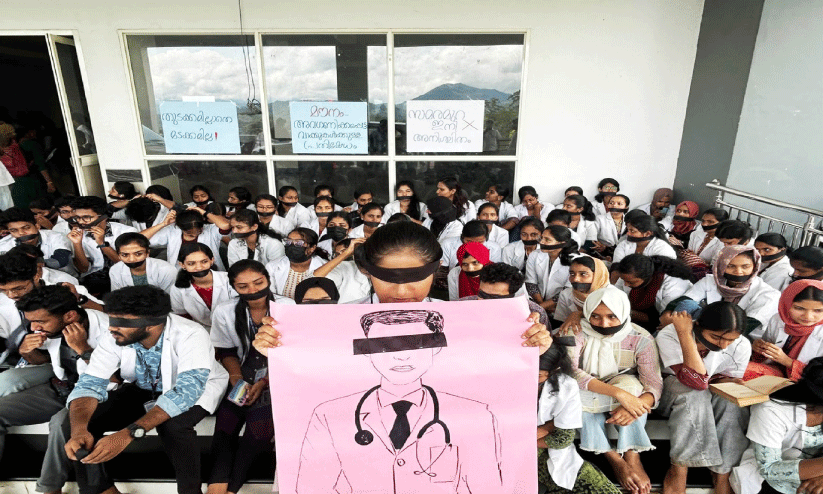 അടിസ്ഥാന സൗകര്യങ്ങളില്ല; ഇ​ടു​ക്കി മെഡിക്കൽ കോളജിൽ വിദ്യാർഥി സമരം