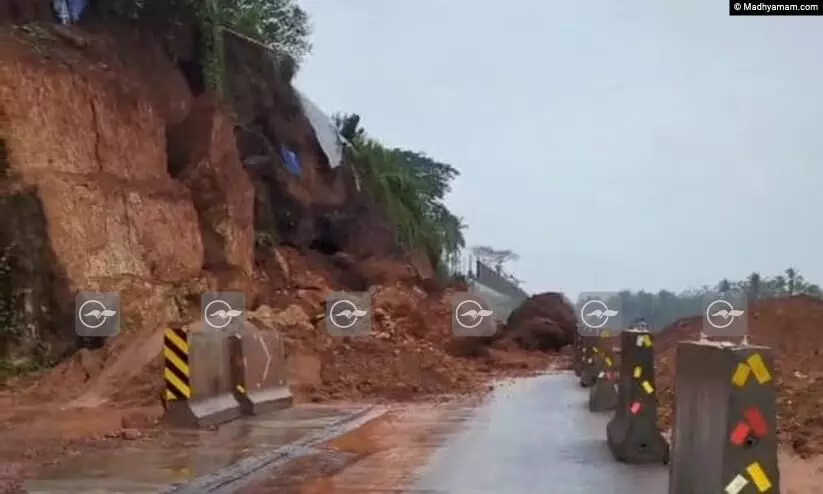 കനത്ത മഴ; മണ്ണിടിഞ്ഞ് ദേശീയപാതയിൽ ഗതാഗതം തടസ്സപ്പെട്ടു