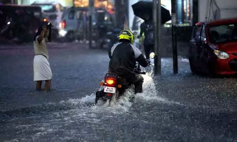 അതിതീവ്ര മഴ: എറണാകുളത്തും തൃശൂരും റെഡ് അലർട്ട്, എട്ടു ജില്ലകളിൽ ഓറഞ്ച് അലർട്ട്