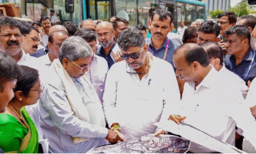 ബം​ഗ​ളൂ​രു നഗരപാതകളിലെ കുഴികളടക്കാൻ   പ്രത്യേക സെൽ രൂപവത്കരിക്കും -മുഖ്യമന്ത്രി