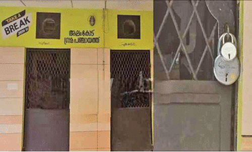 ശുചിമുറികള്‍ക്ക് പൂട്ട് വീണു; പ്രതിഷേധവുമായി കച്ചവടക്കാര്‍